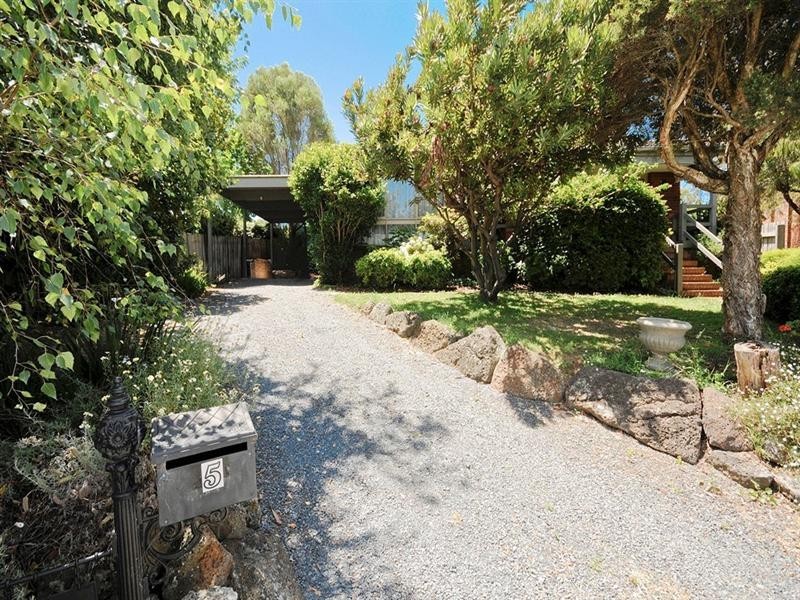 5 OSWIN Court, Kilsyth VIC 3137