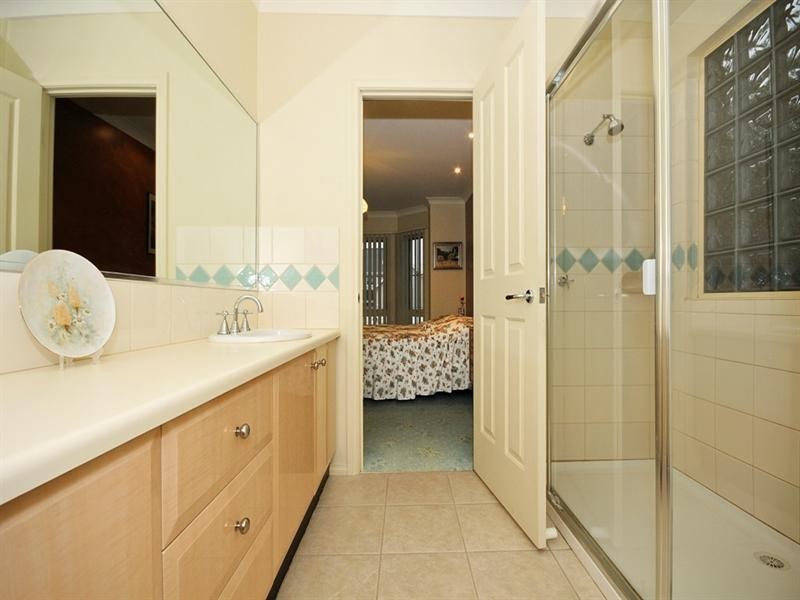 8 REGENCY Rise, Chirnside Park VIC 3116