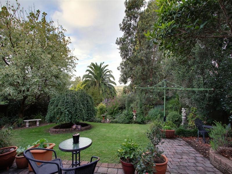 10 NEUPARTH Road, Croydon North VIC 3136