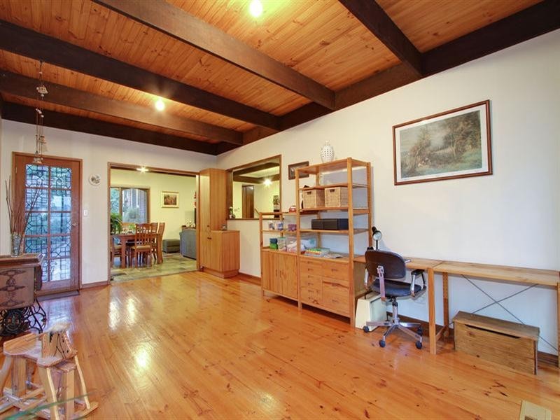 10 NEUPARTH Road, Croydon North VIC 3136