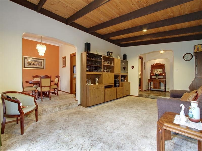 10 NEUPARTH Road, Croydon North VIC 3136