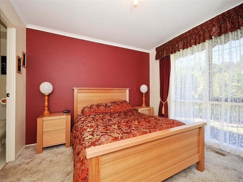 4 DERWENT Close, Croydon Hills VIC 3136