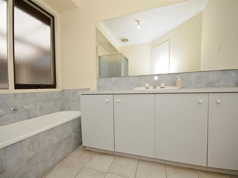 4 DERWENT Close, Croydon Hills VIC 3136