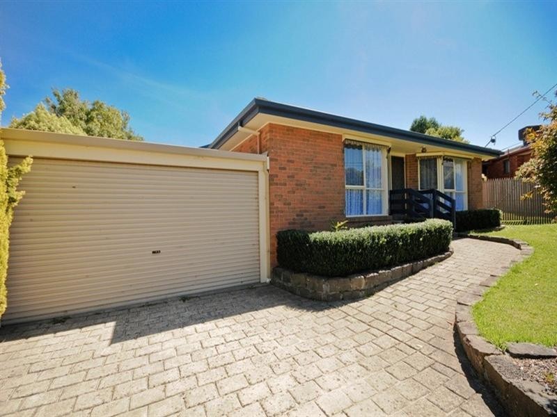 4 DERWENT Close, Croydon Hills VIC 3136