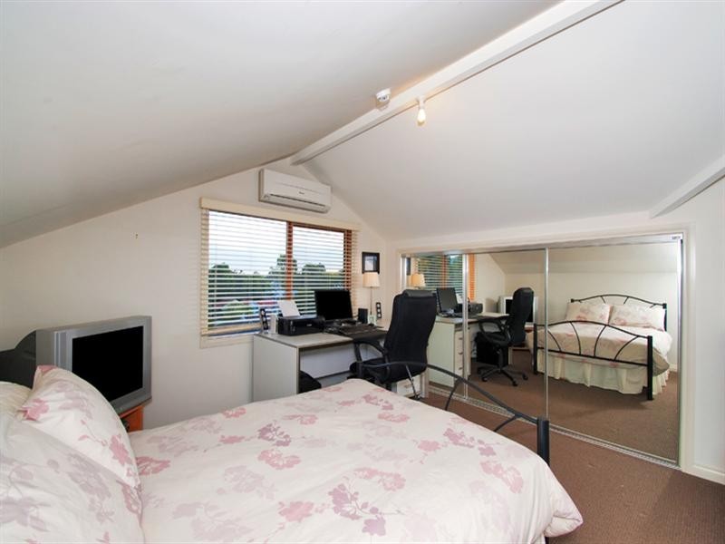 9/4 Springfield Avenue, Croydon VIC 3136