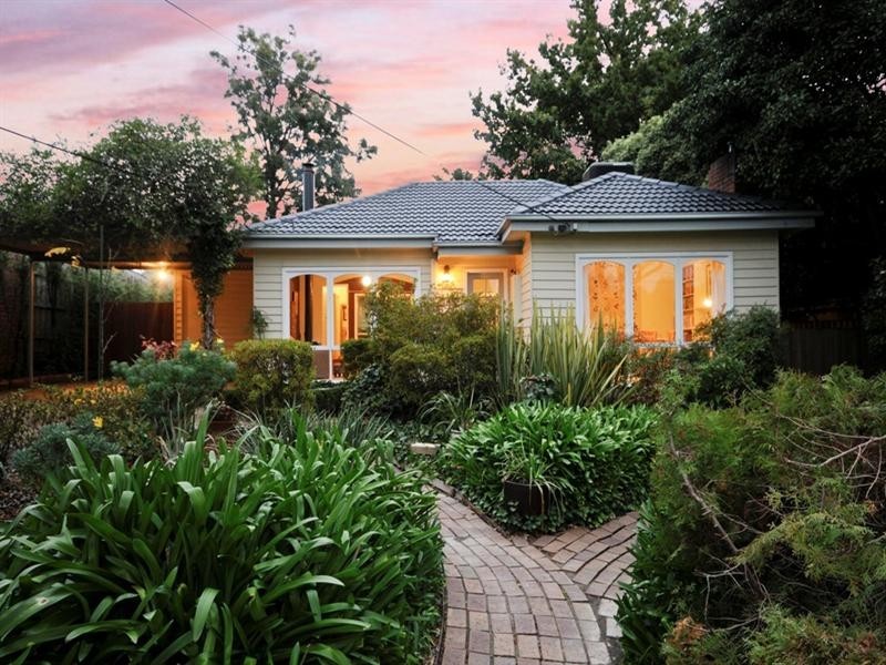 15 NIEL Street, Croydon VIC 3136