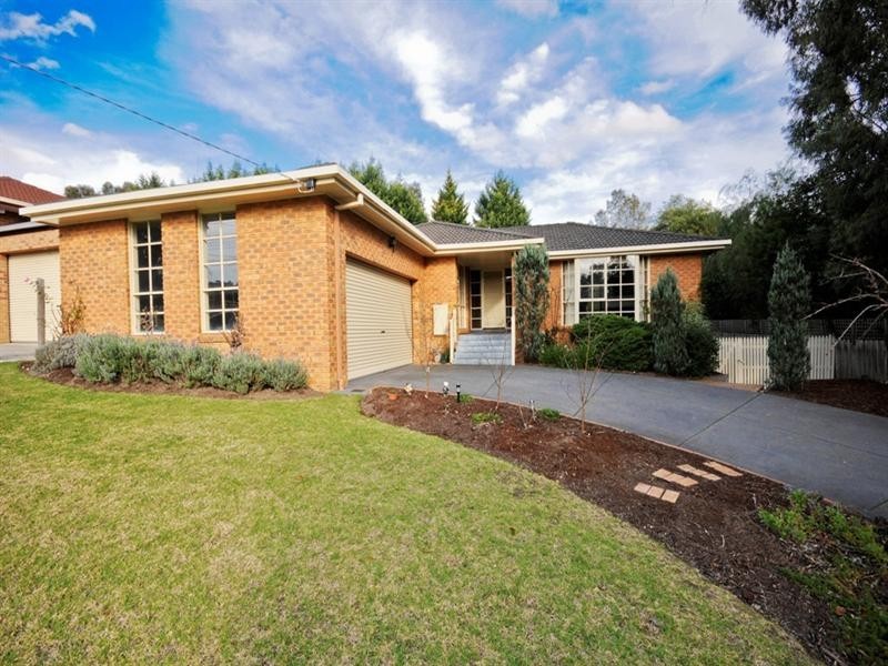 35 ESKDALE Drive, Croydon Hills VIC 3136