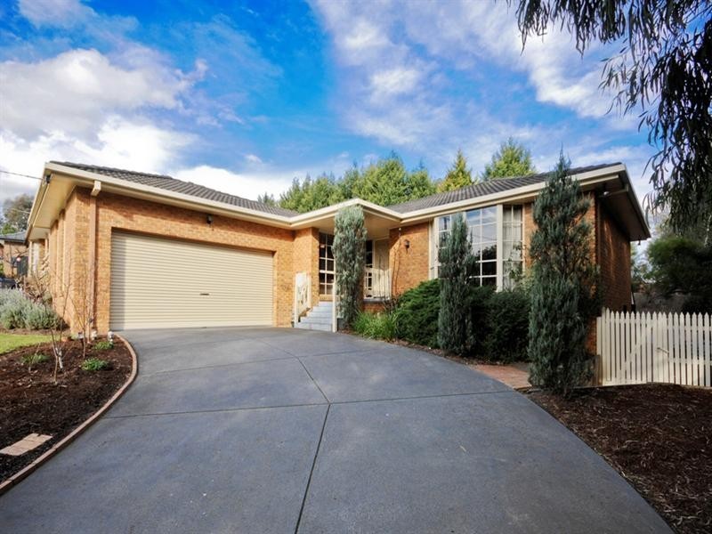 35 ESKDALE Drive, Croydon Hills VIC 3136