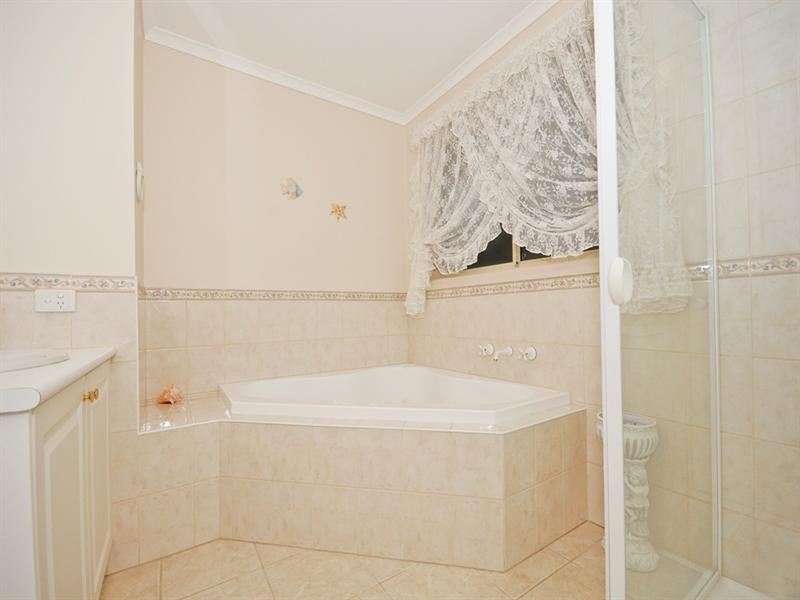 35 CLEARWATER Drive, Lilydale VIC 3140