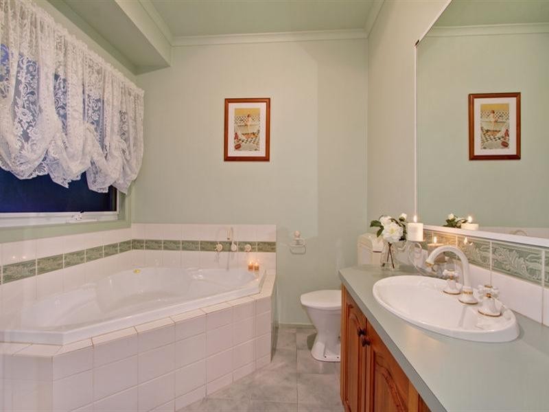 4 ALBURY Court, Croydon North VIC 3136