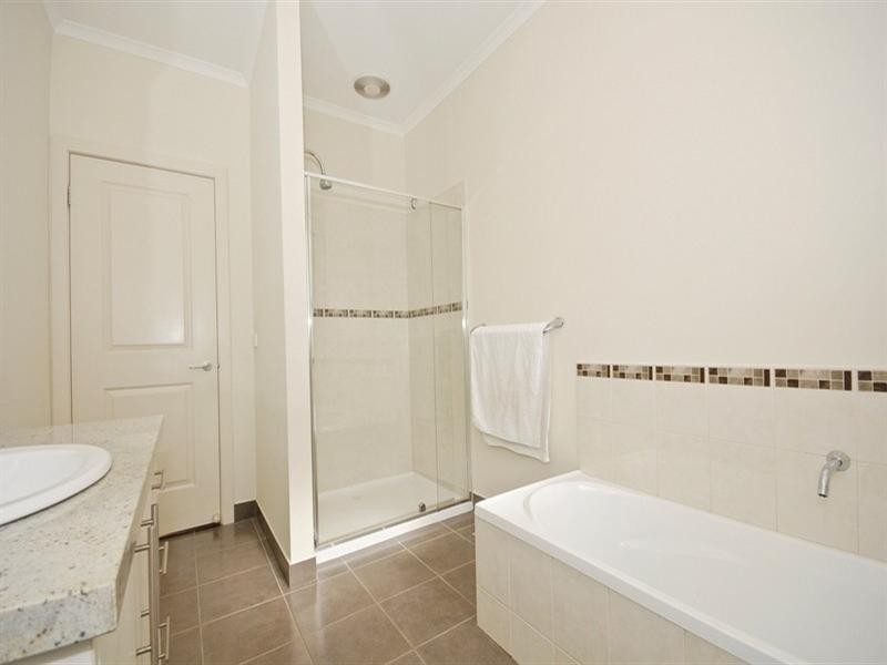 3/4 Lincoln Road, Croydon VIC 3136