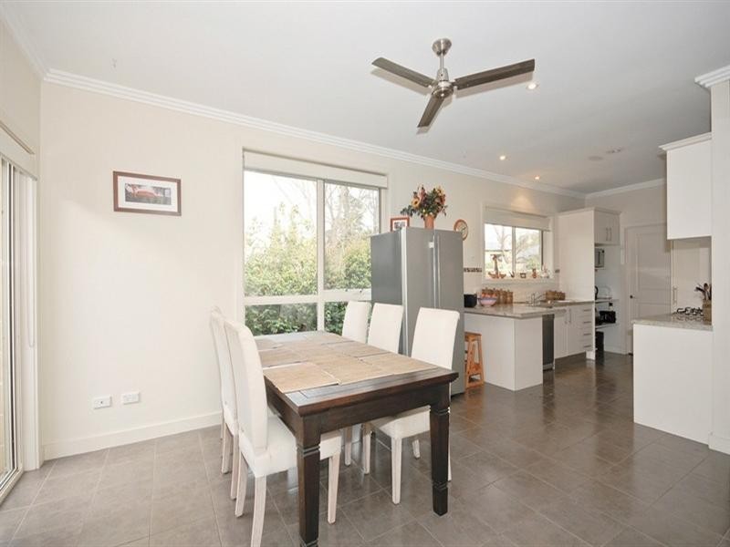 3/4 Lincoln Road, Croydon VIC 3136