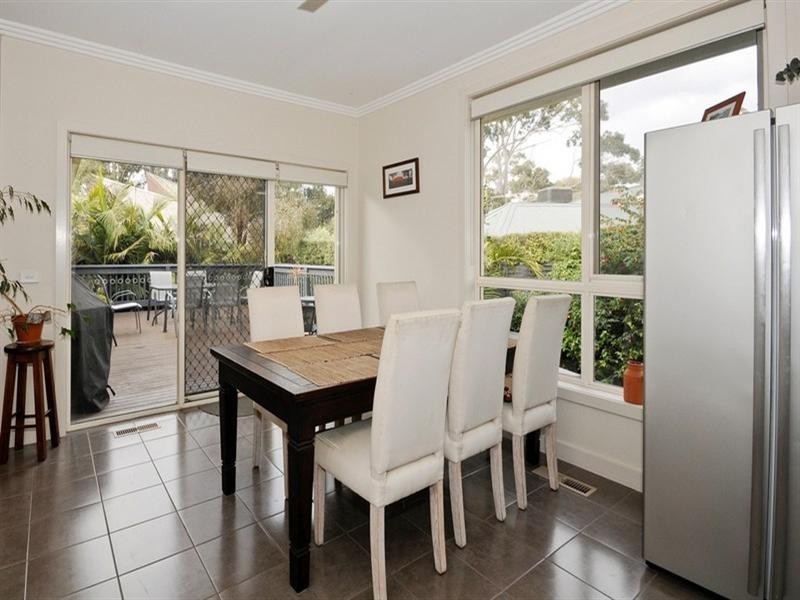 3/4 Lincoln Road, Croydon VIC 3136