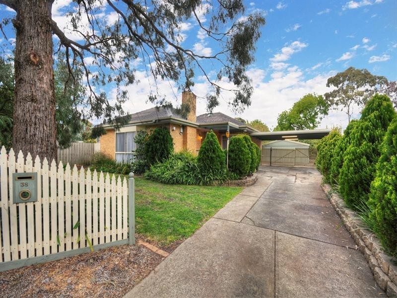 38 MANDOWIE Crescent, Croydon VIC 3136
