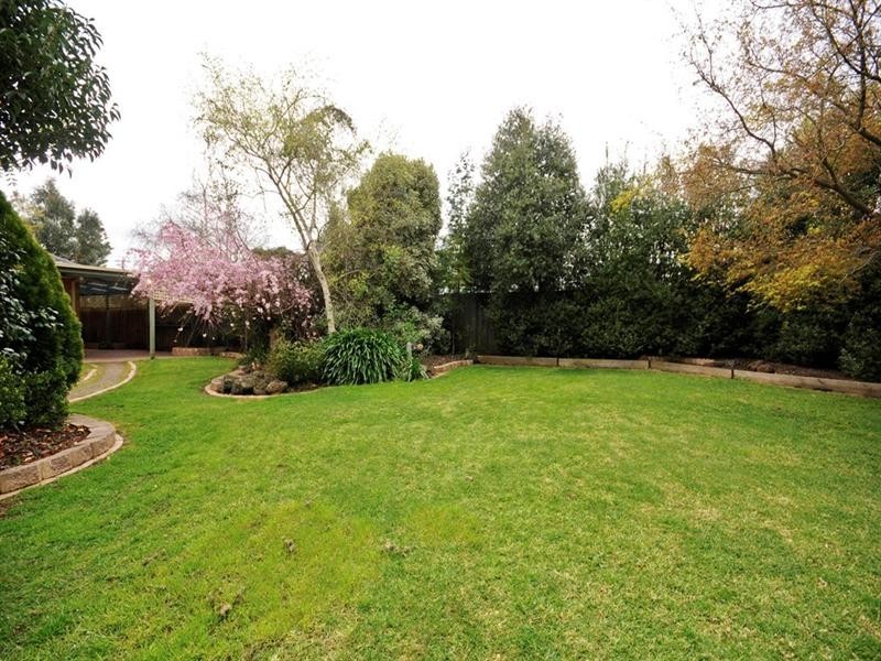 38 MANDOWIE Crescent, Croydon VIC 3136