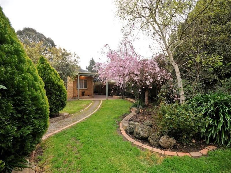38 MANDOWIE Crescent, Croydon VIC 3136