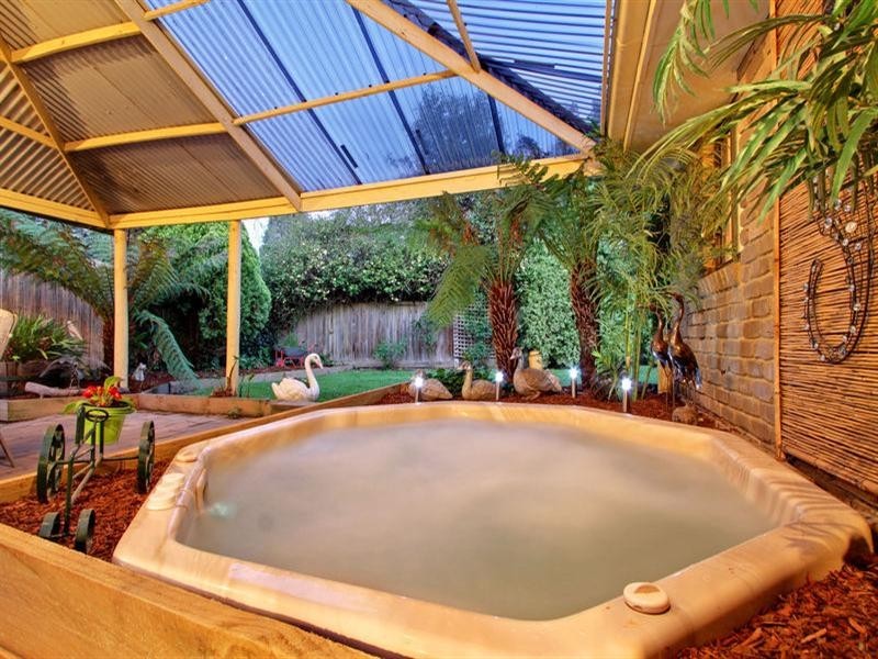 6 TERRUNG Court, Croydon North VIC 3136