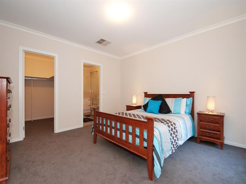 12 MEADOWGATE Drive, Chirnside Park VIC 3116