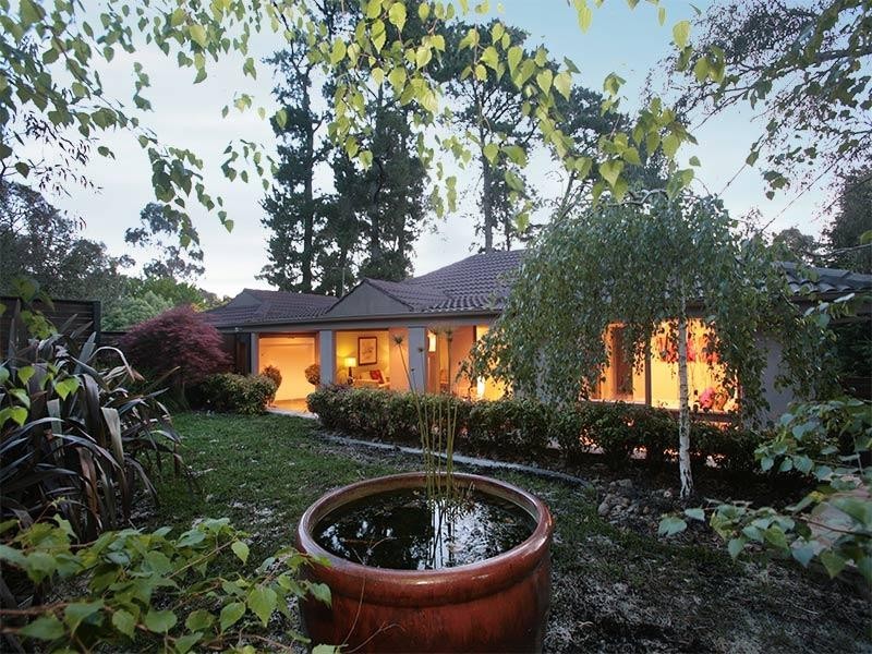 27 ANGELICA Crescent, Croydon Hills VIC 3136