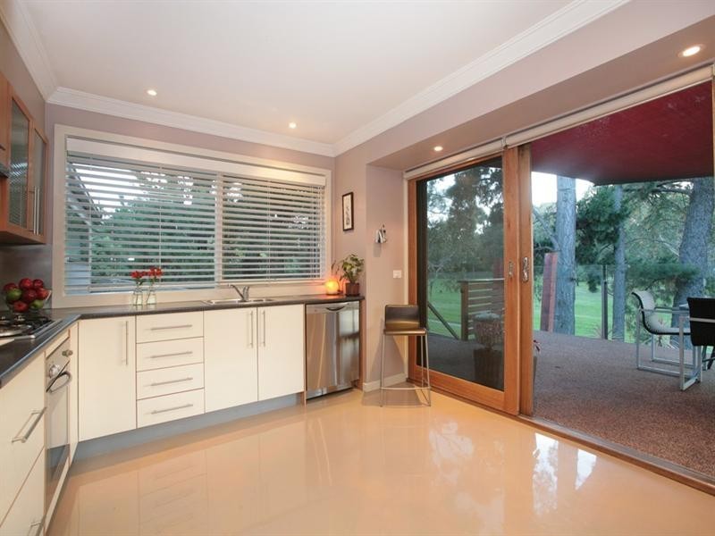 27 ANGELICA Crescent, Croydon Hills VIC 3136