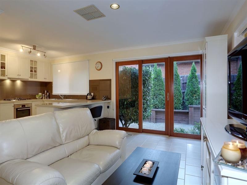 9 AZAROW Circuit, Croydon South VIC 3136