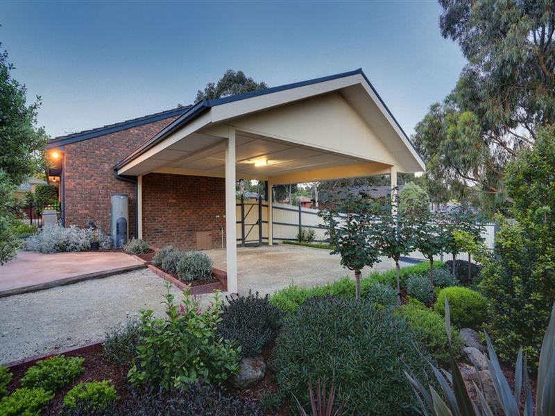 9 AZAROW Circuit, Croydon South VIC 3136