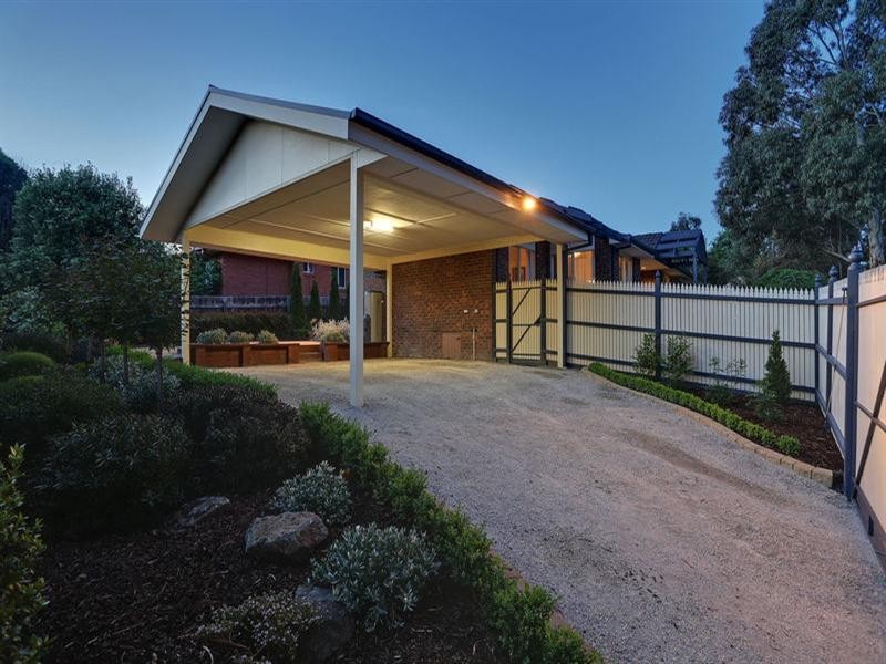 9 AZAROW Circuit, Croydon South VIC 3136