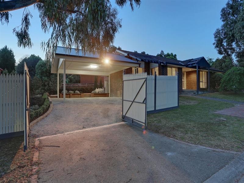 9 AZAROW Circuit, Croydon South VIC 3136