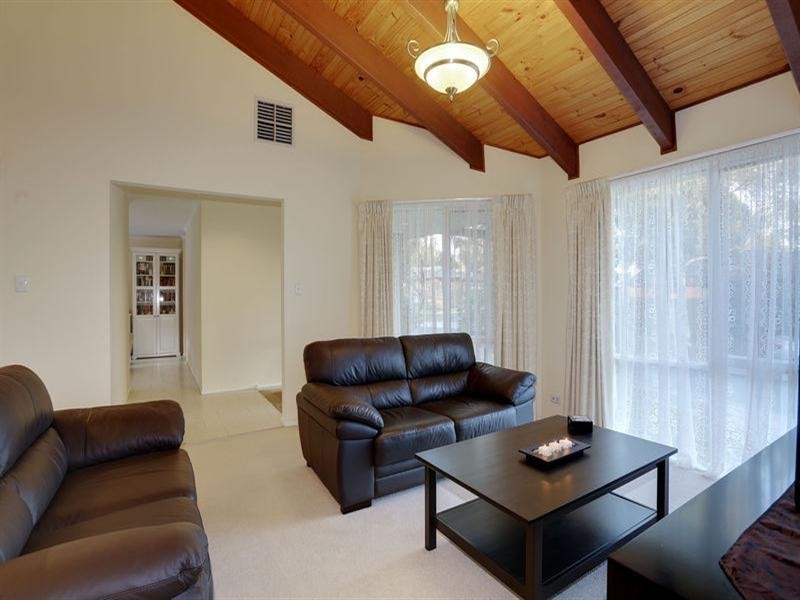 9 AZAROW Circuit, Croydon South VIC 3136