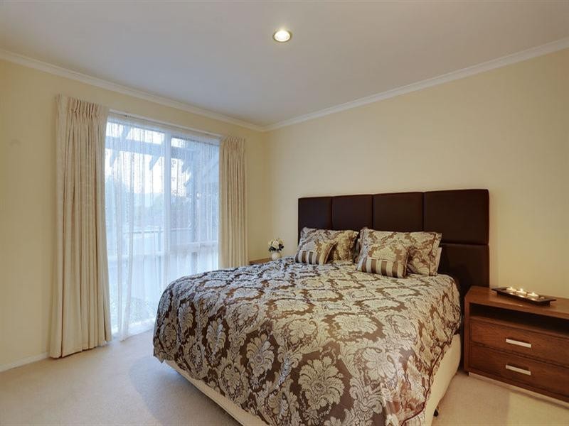 9 AZAROW Circuit, Croydon South VIC 3136