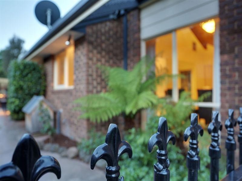 9 AZAROW Circuit, Croydon South VIC 3136