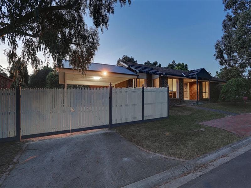 9 AZAROW Circuit, Croydon South VIC 3136
