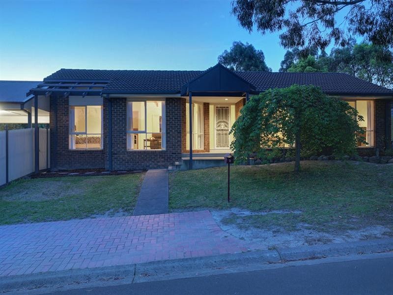 9 AZAROW Circuit, Croydon South VIC 3136