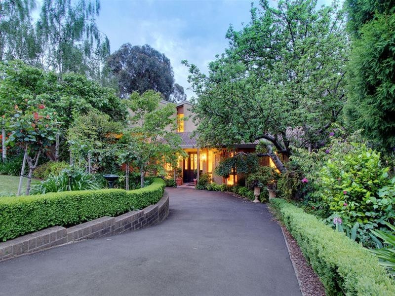 4 WOODCHURCH Close, Ringwood North VIC 3134