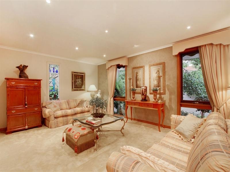 4 WOODCHURCH Close, Ringwood North VIC 3134