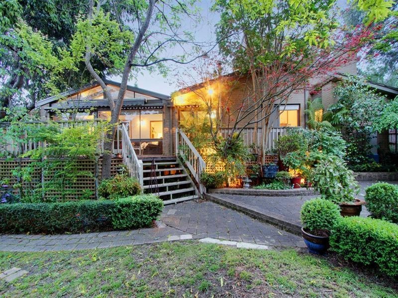 4 WOODCHURCH Close, Ringwood North VIC 3134