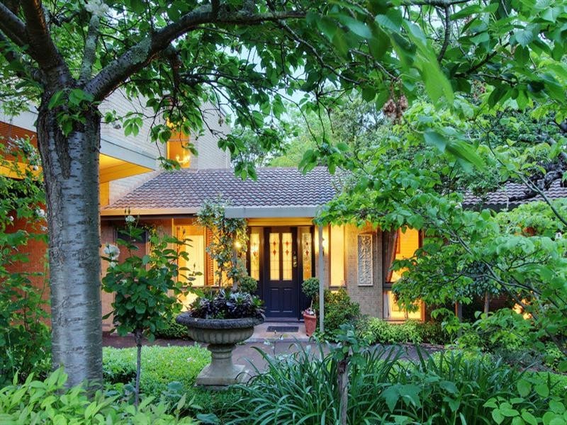 4 WOODCHURCH Close, Ringwood North VIC 3134