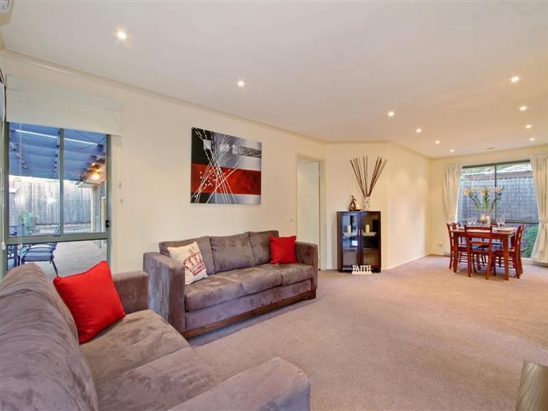 8 PERRY Close, Croydon South VIC 3136