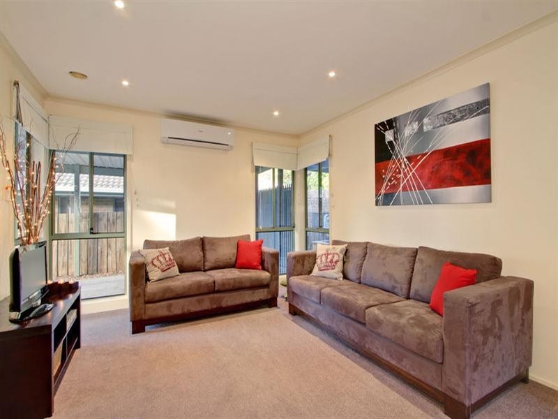 8 PERRY Close, Croydon South VIC 3136