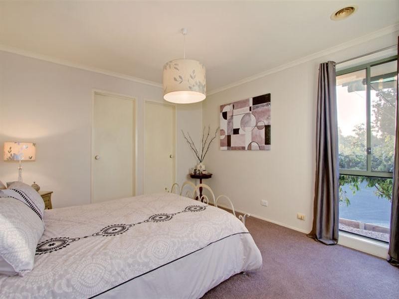 8 PERRY Close, Croydon South VIC 3136