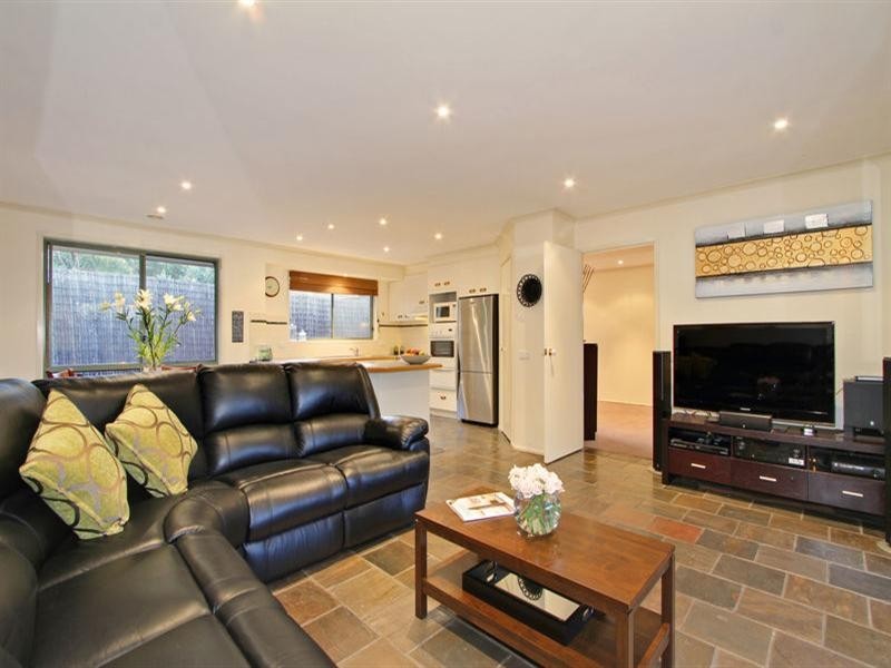 8 PERRY Close, Croydon South VIC 3136