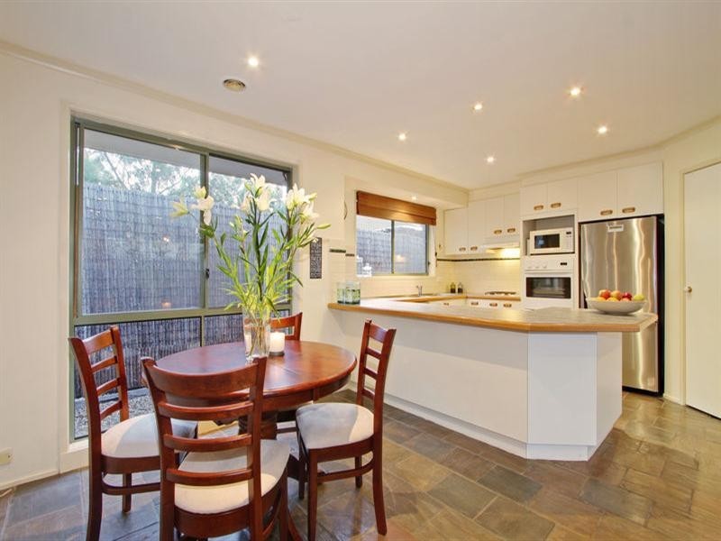 8 PERRY Close, Croydon South VIC 3136