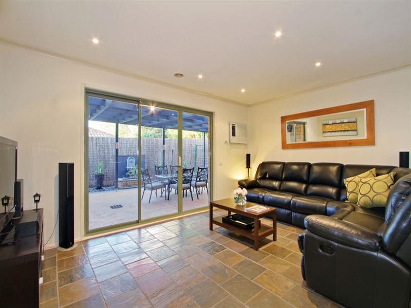 8 PERRY Close, Croydon South VIC 3136