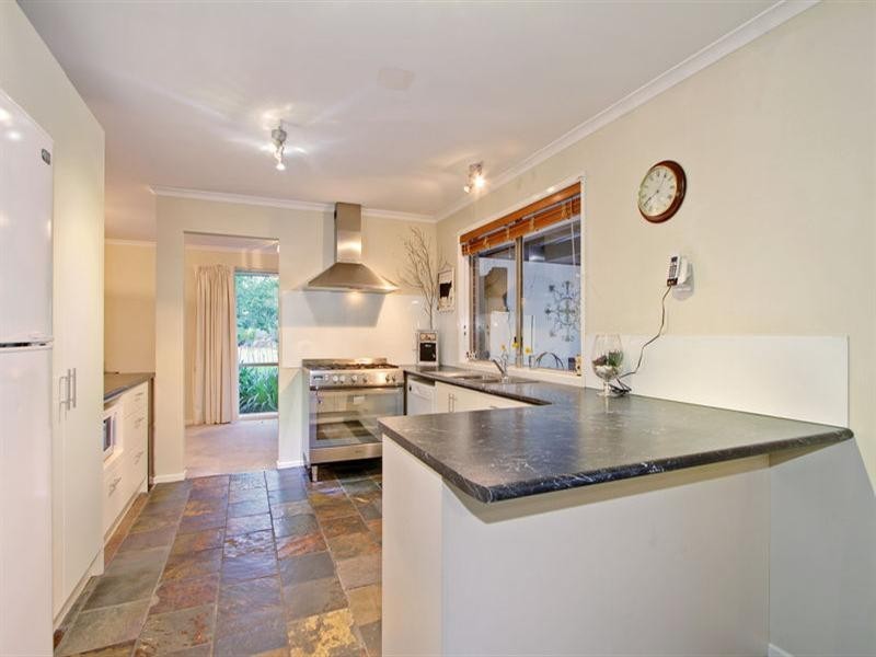 8 HILLVIEW Court, Croydon Hills VIC 3136