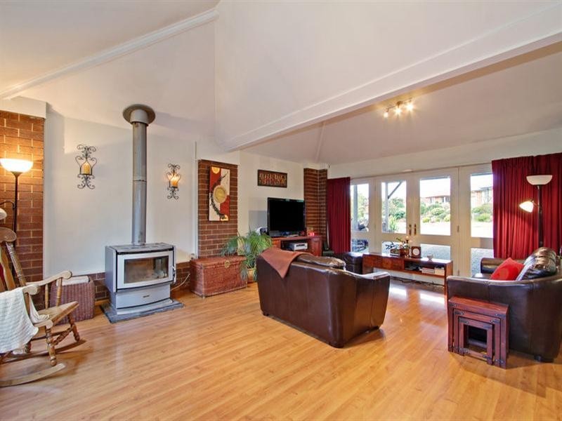 8 HILLVIEW Court, Croydon Hills VIC 3136