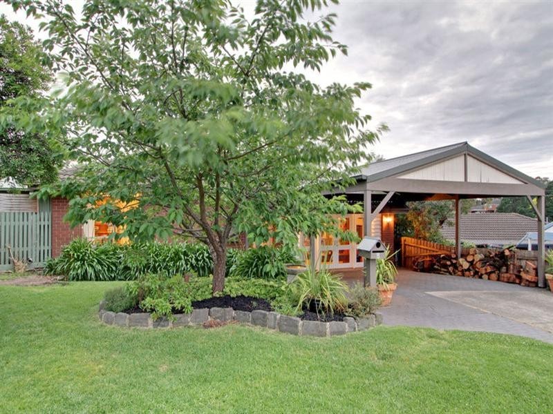 8 HILLVIEW Court, Croydon Hills VIC 3136
