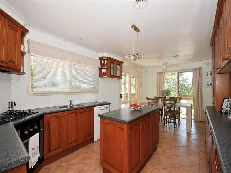 13 DEVON Walk, Mooroolbark VIC 3138