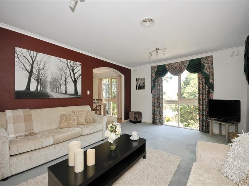 13 DEVON Walk, Mooroolbark VIC 3138