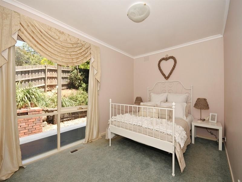 13 DEVON Walk, Mooroolbark VIC 3138
