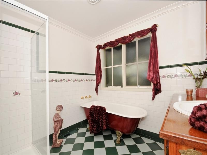 13 DEVON Walk, Mooroolbark VIC 3138